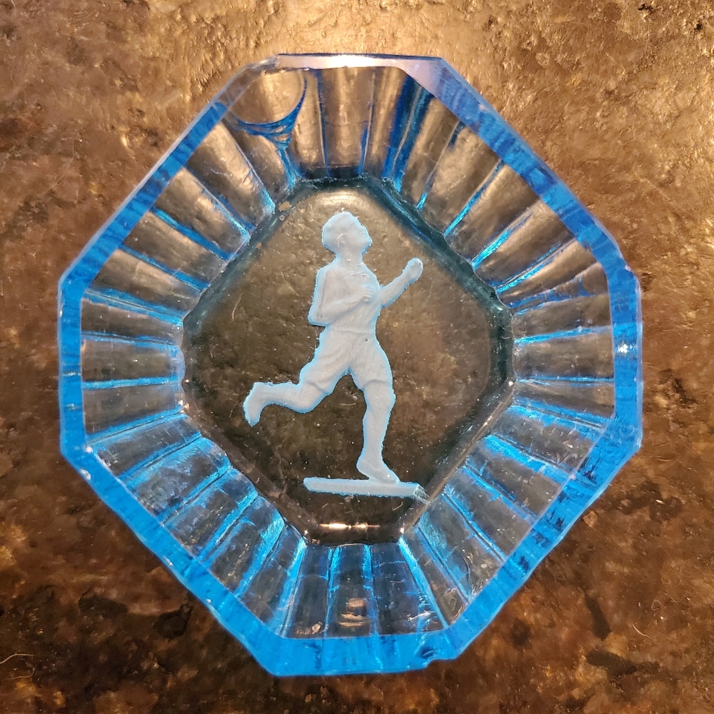 2 vintage '30s pressed glass ashtrays/salt cellars with etched child motif - Picture 10 of 14